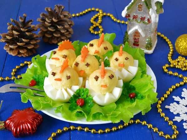 Фаршированные яйца в виде кроликов на Новый год 2023