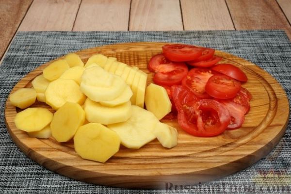Голени индейки, запечённые с картофелем и помидором