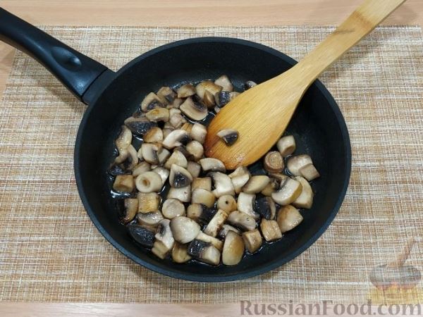 Ячневая каша с грибами и кукурузой, на сковороде