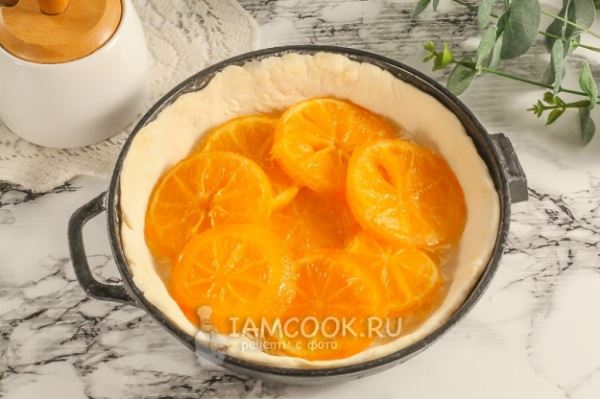 Пирог из слоеного теста с апельсинами
