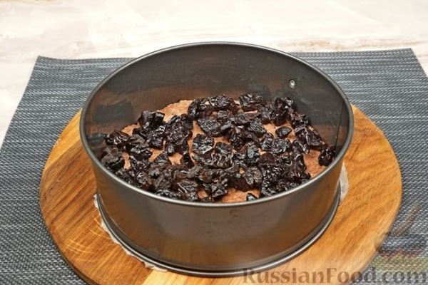 Шоколадно-творожный пирог с черносливом и сгущёнкой