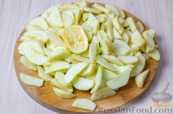 Старинная русская шарлотка из пшенично-ржаного хлеба с яблоками