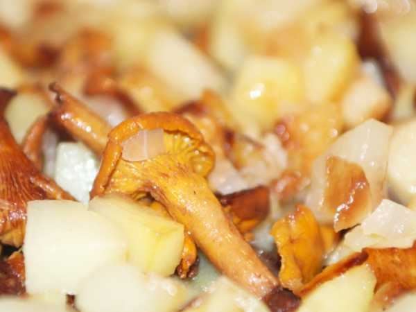 Жареная картошка с грибами и курицей
