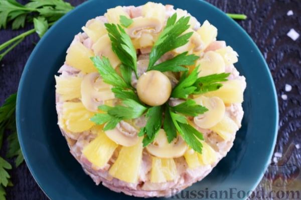 Мясной салат с ананасами и грибами